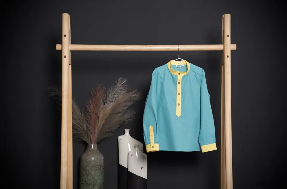 Blue Oxford-Shirt Yellow Details Wood Button