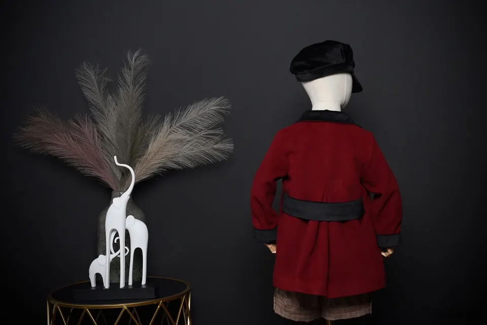 Burgundy Coat Black Velvet Fabric Collar And Belt — photo 2